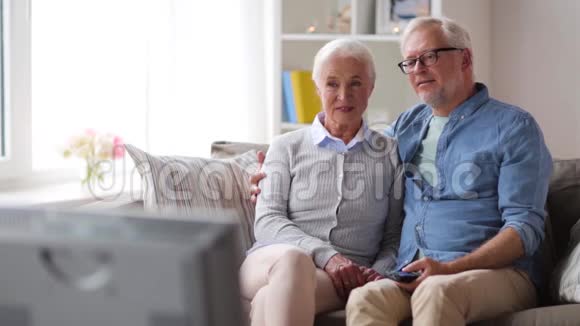 快乐的老夫妇在家看电视视频的预览图