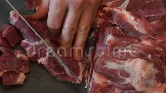 厨师用刀切生肉厨师切猪肉切割肉视频的预览图