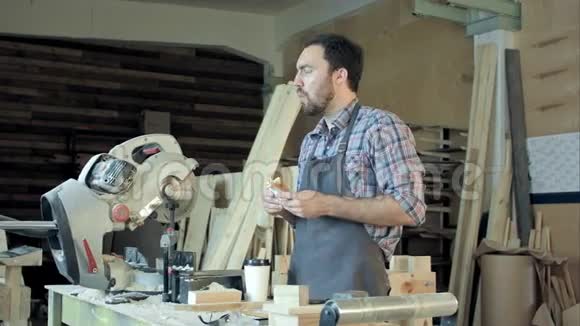 年轻的工匠在木工店吃午饭视频的预览图