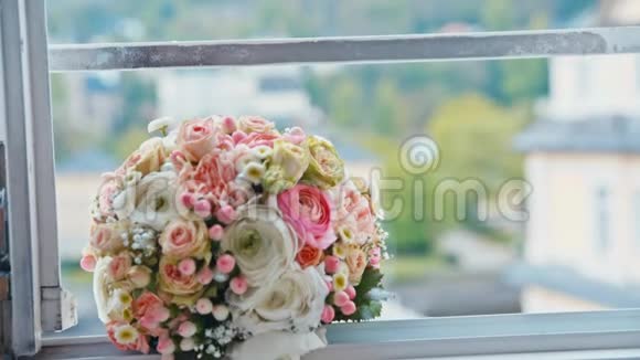 婚礼花束躺在窗户上视频的预览图
