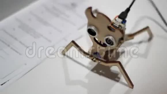 蜘蛛机器人有趣的机器人玩具蜘蛛机器人技术概念视频的预览图