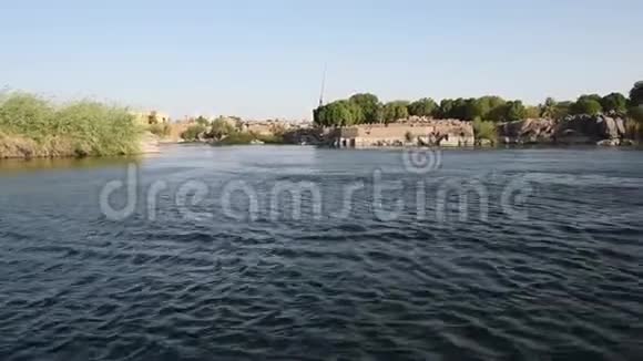 阿斯旺埃及尼罗河景观显示白内障和山区视频的预览图