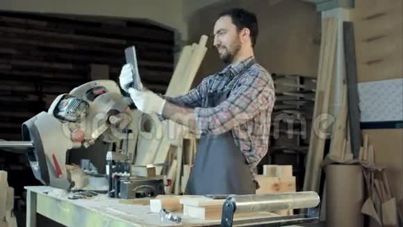 木工在木工车间木工机械附近制作自拍视频的预览图
