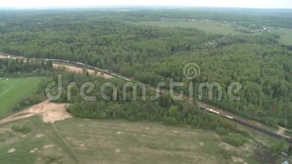 火车穿过树林田野和村庄视频的预览图