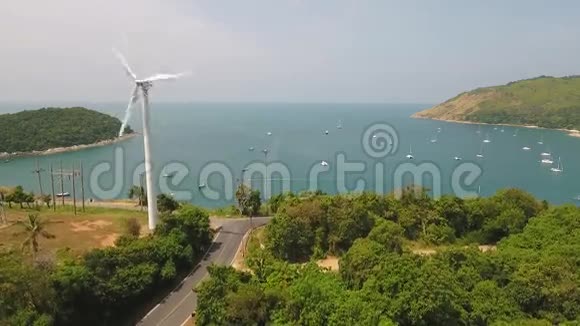 风力发电站普吉纳哈恩海滩附近的风车高清空中无人机起飞慢镜头视频的预览图