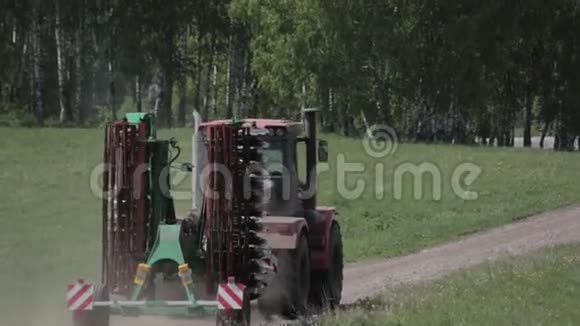 夏季拖拉机在森林附近犁田视频的预览图