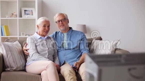 快乐的老夫妇在家看电视视频的预览图