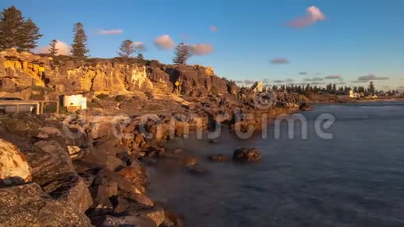 西澳大利亚珀斯科特洛依海滩的金色日落时间视频的预览图