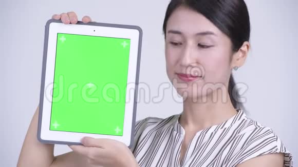美丽的亚洲女商人展示数码平板电脑的脸视频的预览图