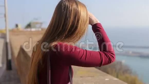 美丽的女孩欣赏阳光明媚的巴塞罗那美景视频的预览图