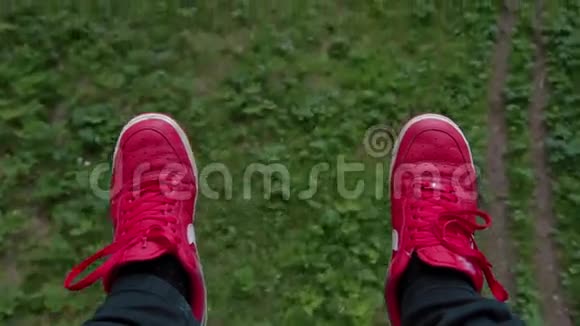 POV索道观景椅森林红色运动鞋视频的预览图