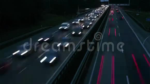 汽车在高速公路上黄昏视频的预览图