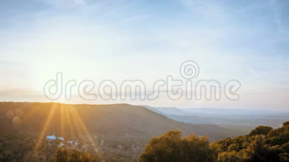 在奥斯图尼和西斯特尼诺之间的山丘上壮观的日落在法拉平原橄榄树的田野上尽收眼底视频的预览图