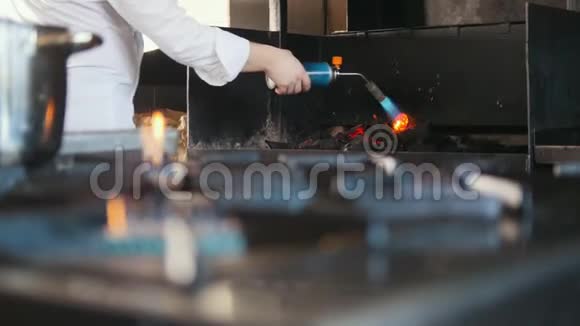 烧烤炉中燃烧木炭视频的预览图