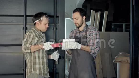 两位木工讨论木制品的制作工艺视频的预览图
