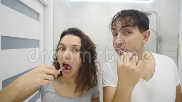 浴室里的一对刷牙视频的预览图
