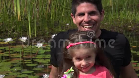离婚父亲和女儿在池塘视频的预览图