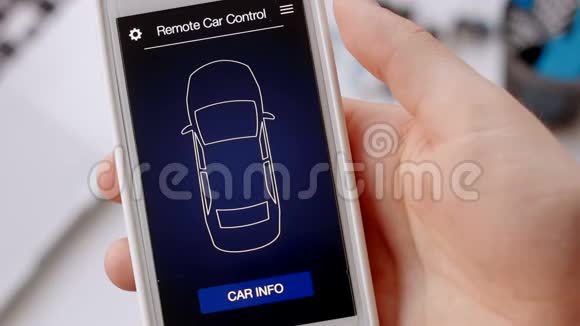 男人检查他的移动设备上的汽车信息状况不佳汽车需要修理智能手机的汽车遥控视频的预览图