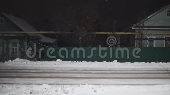 雪在夜里随着街灯落下循环式降雪背景视频视频的预览图