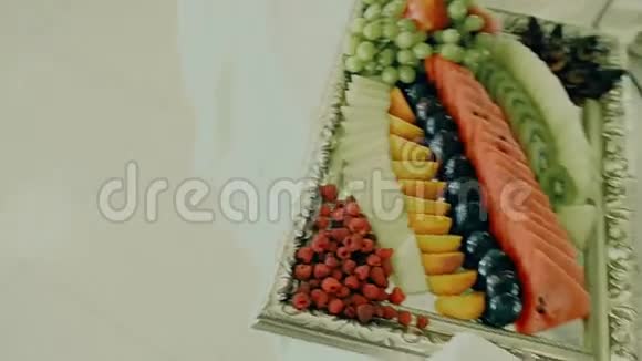 在瑞典餐馆的餐桌上供应水果视频的预览图