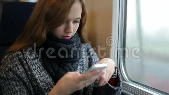 女性在车厢内使用手机视频的预览图
