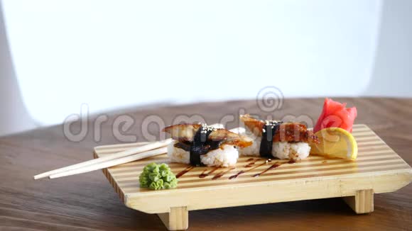 手拿筷子拿寿司视频的预览图