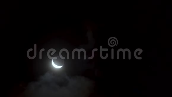 夜晚年轻的月亮在云中游荡视频的预览图