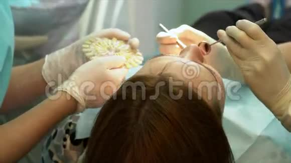 病人坐在牙科诊所的办公椅上视频的预览图