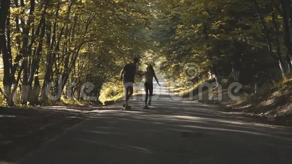 在公园里骑滑板的情侣视频的预览图