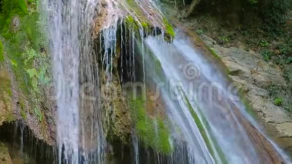 瀑布苔藓的岩石视频的预览图