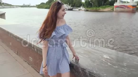 年轻时尚的女人走在城市的海滨视频的预览图