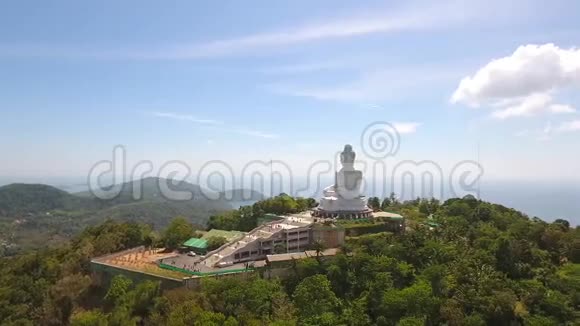 普吉大佛45米高白色大理石雕像上山高清空中镜头泰国视频的预览图