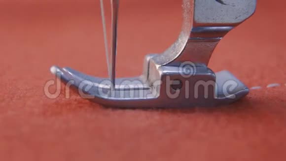 缝纫机的针在缓慢的运动中缝制织物缝合针关闭视频的预览图