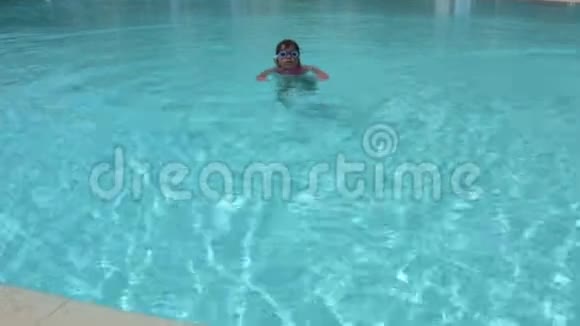 小女孩在游泳池里玩视频的预览图