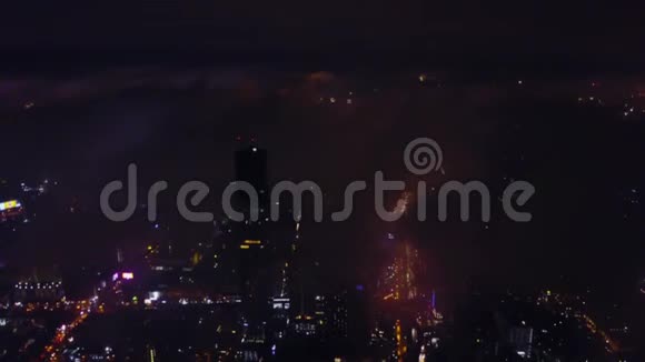 壮观的维多利亚港摩天大楼和香港天际线在夜间香港城市的鸟瞰图视频的预览图