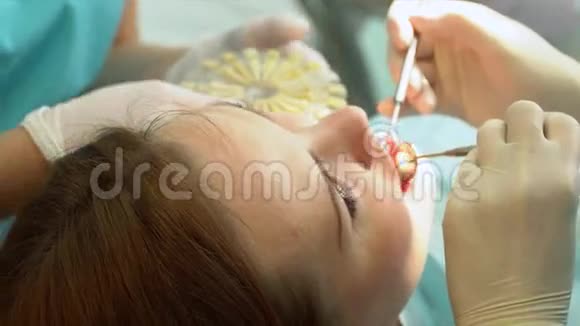 口腔科医生对病人进行治疗前的检查视频的预览图