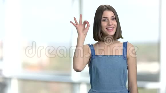 年轻微笑的女人打手势视频的预览图