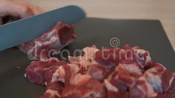 厨师用刀切生肉厨师切猪肉切割肉视频的预览图