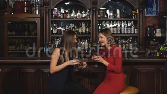 两对年轻夫妇在俱乐部或酒吧玩品尝酒杯视频的预览图