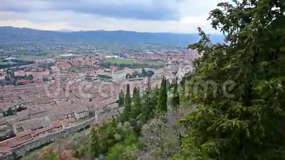 在意大利翁布里亚的Gubbio屋顶上运行的索道视频的预览图
