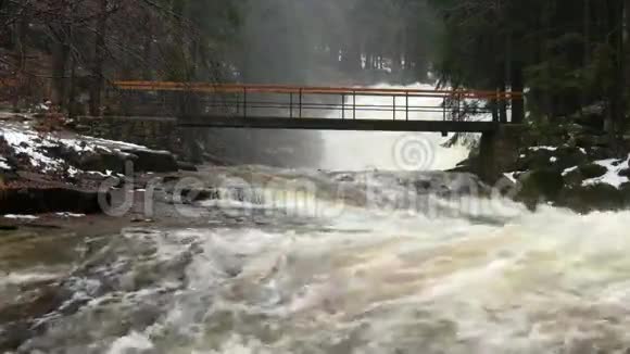 桥过乱水在小桥下湍急的水流汹涌而来害怕洪水视频的预览图