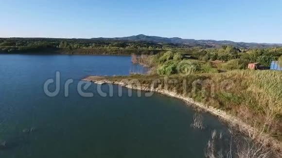 空中无人机镜头飞越意大利的一个湖泊视频的预览图