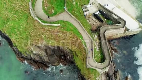 在爱尔兰的丁乐半岛上飞越令人惊叹的邓昆码头视频的预览图