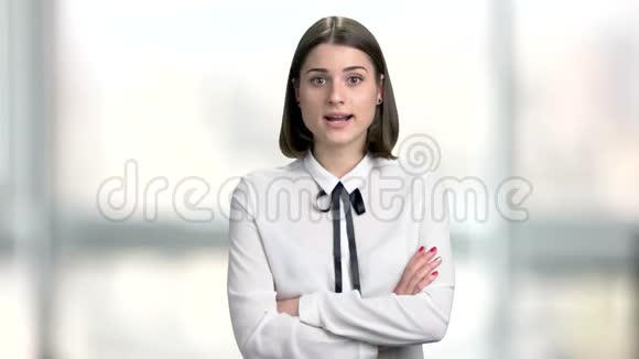 愤怒的年轻商务女性正在争论视频的预览图