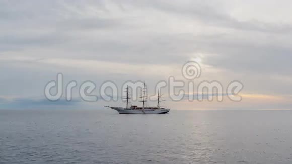 日落时分在大西洋上的大型帆船时间推移视频的预览图
