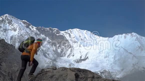 游客爬上喜马拉雅山的悬崖视频的预览图