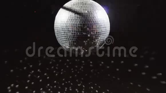 迪斯科镜球旋转并反射光线进入俱乐部场地视频的预览图