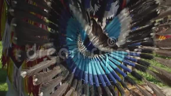 观看部分由羽毛制成的秘鲁服装在真正的秘鲁吹笛和户外跳舞视频的预览图