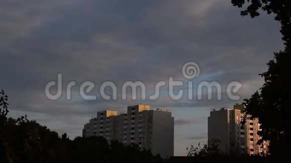 一个城市夜幕降临的时间视频的预览图