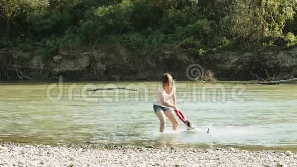 女人在河边玩狗视频的预览图